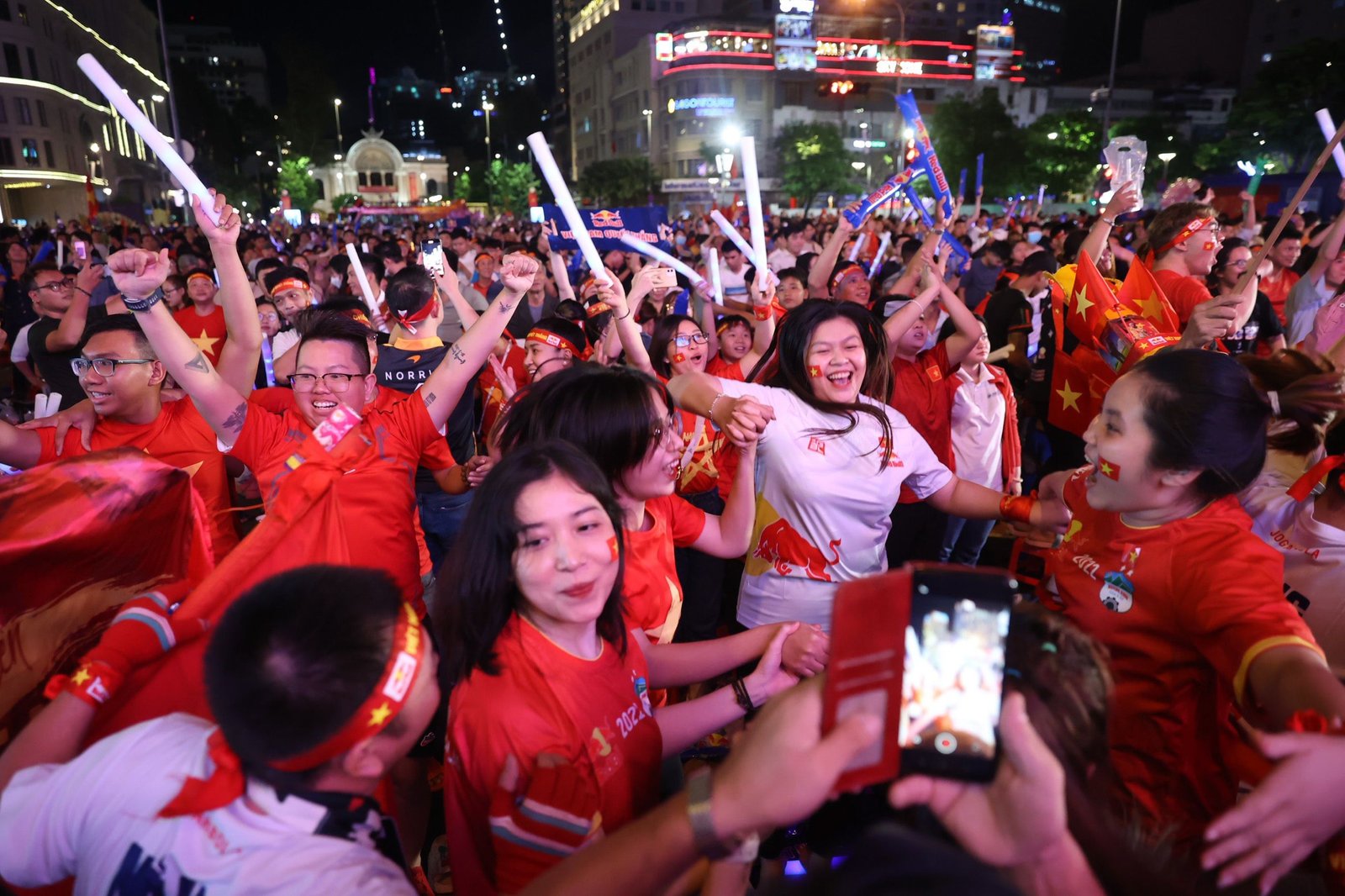 Saigon fans lit fireworks to celebrate Tien Linh’s double