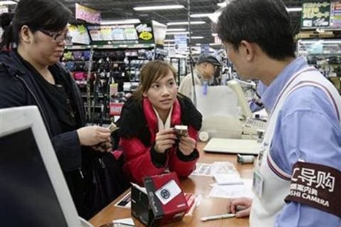 Chinese tourists flock to Japan to shop