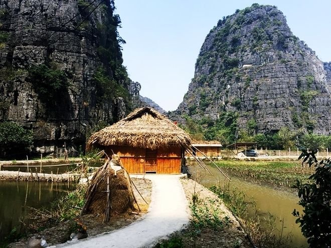 Homestay is located in the middle of a lotus lake in Ninh Binh