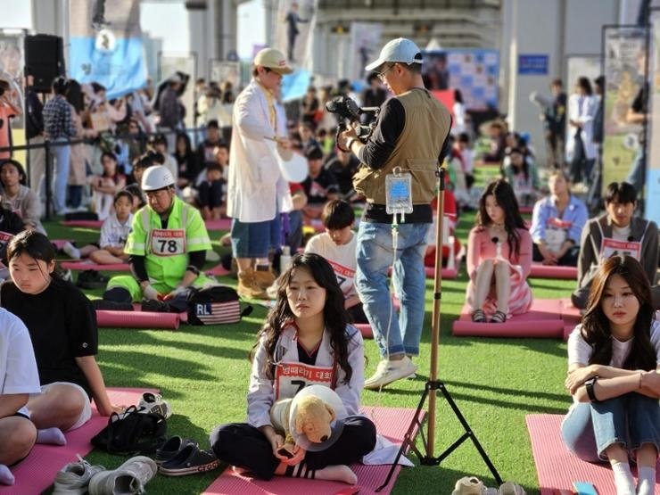 ‘Sitting blankly’ contest in Korea